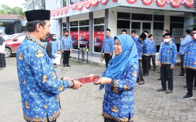 HUT ke-77 RI, Direktur Poltek ATIM Serahkan Penghargaan Satyalancana ke Pegawai
