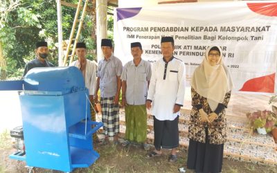 PKM di Bone, Dosen Poltek ATIM Serahkan Mesin Perontok Kacang Tanah ke Kelompok Tani