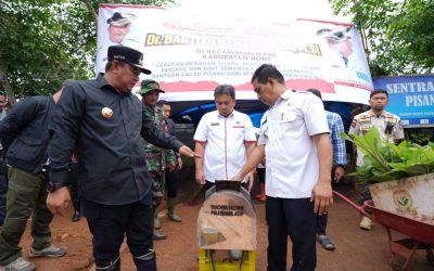 Pj Gubernur Sulsel Serahkan Bantuan Alat Perajang Pisang Buatan Poltek ATIM ke UMKM di Bone